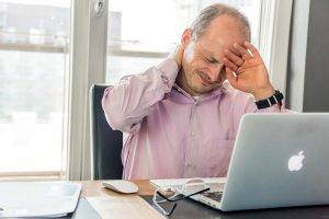 Kopf- und Nackenschmerzen bei der Arbeit (Stress)